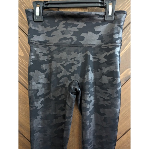 Spanx Faux Leather Camo Leggings Size Small Matte Black Camo S Power Waistband - Picture 3 of 6